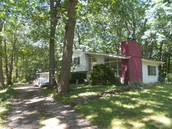 Clarkston, MI 48348 3949,4870 CRESTVIEW Drive