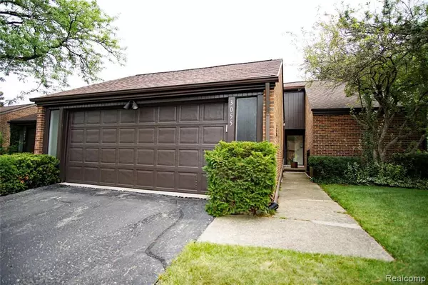 3055 LINDENWOOD Drive, Dearborn, MI 48120 1311