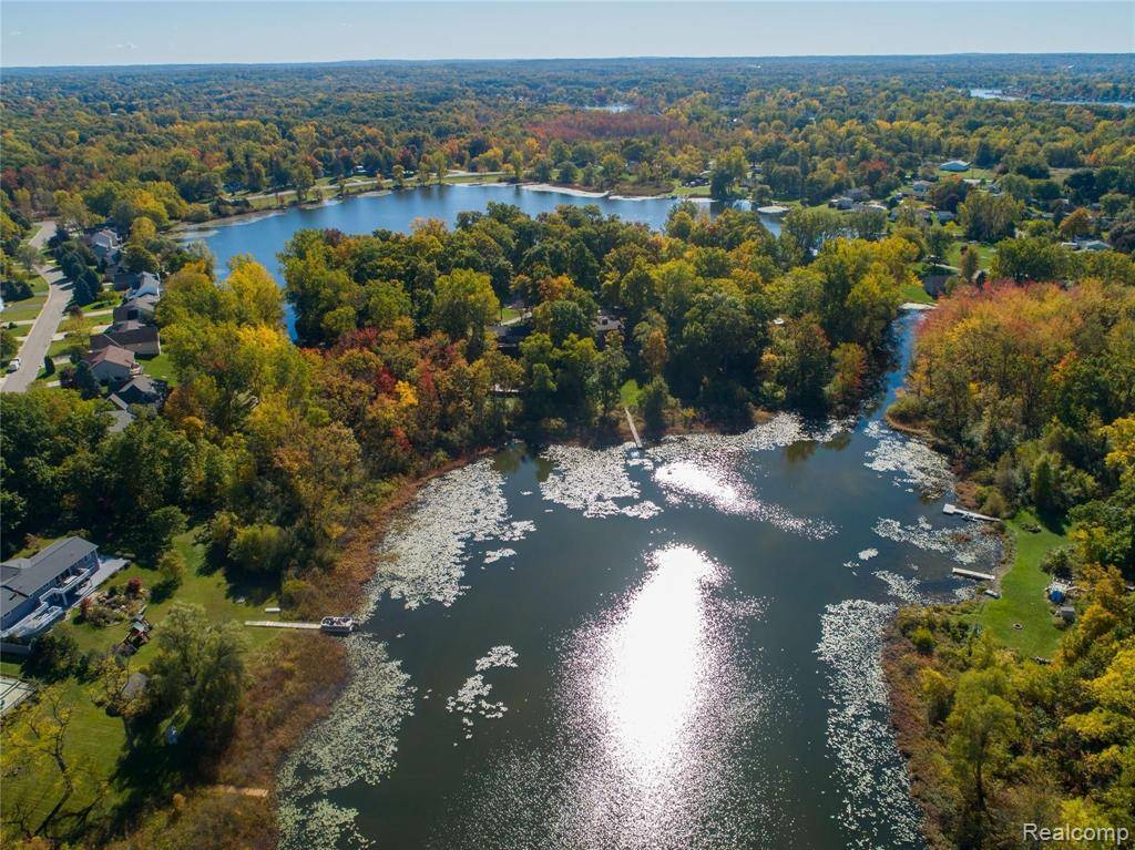 Fenton, MI 48430 8809,2013 N LONG LAKE Road