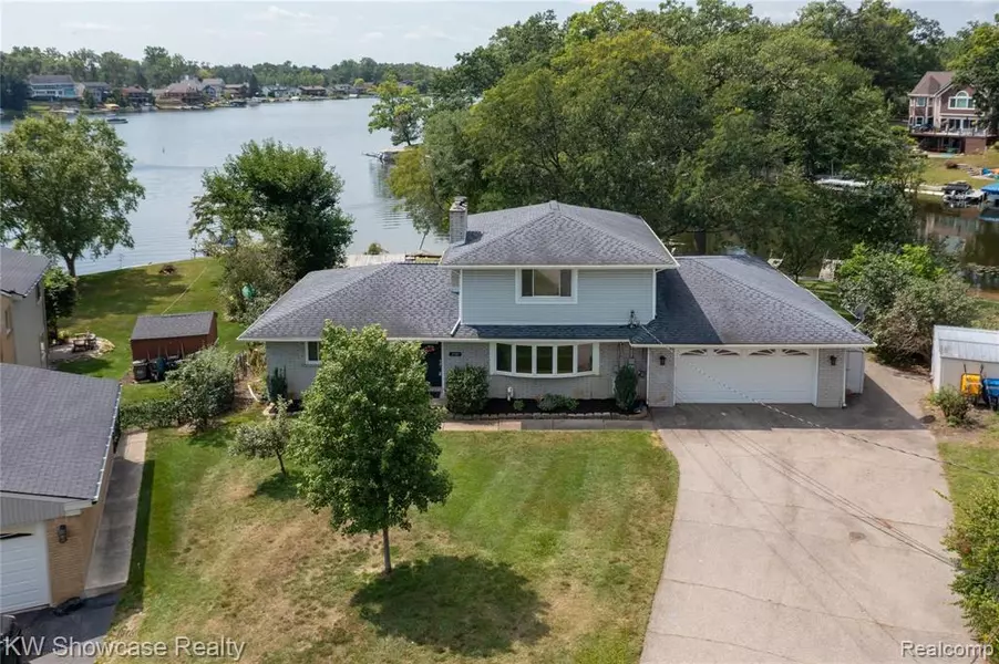 2585 TAMPA Drive, Wolverine Lake, MI 48390 2165