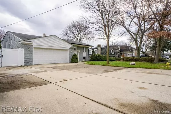 Clinton Township, MI 48036 1534,39230 GARY Street