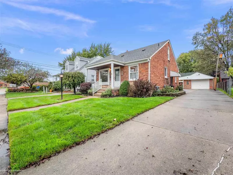 22305 Alger, Saint Clair Shores, MI 48080