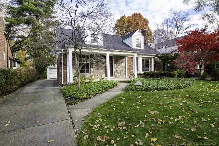 350 Moselle Place, Grosse Pointe Farms, MI 48236