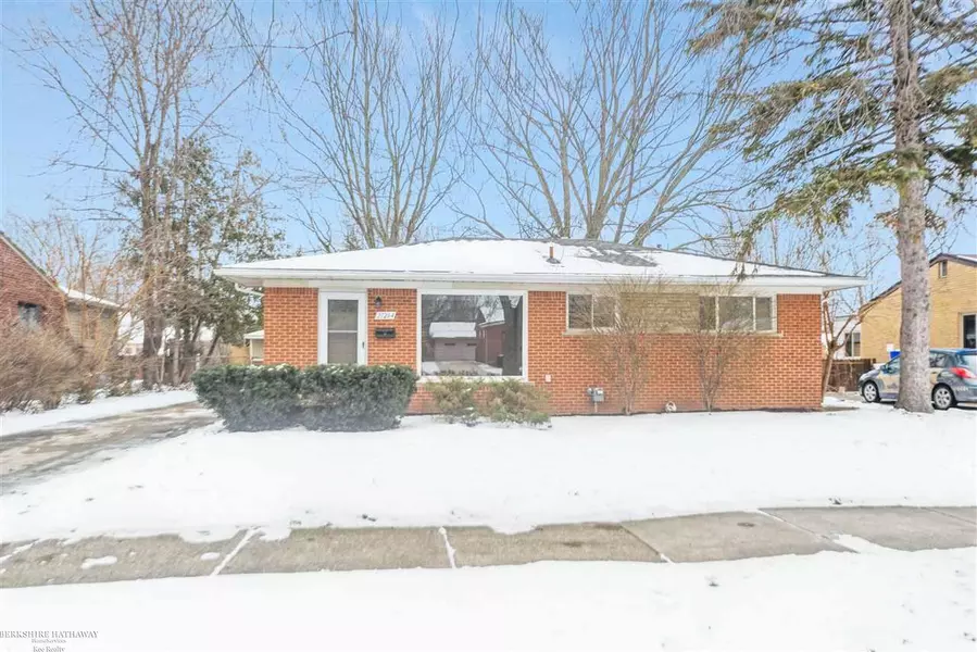 21264 Danbury, Clinton Township, MI 48035