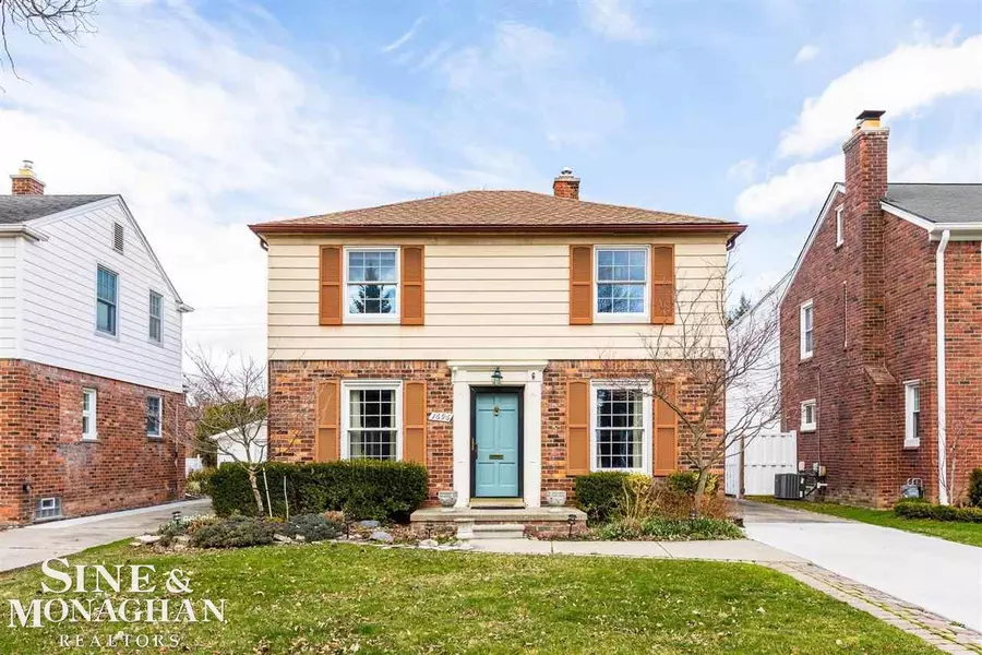 1696 Roslyn, Grosse Pointe Woods, MI 48236