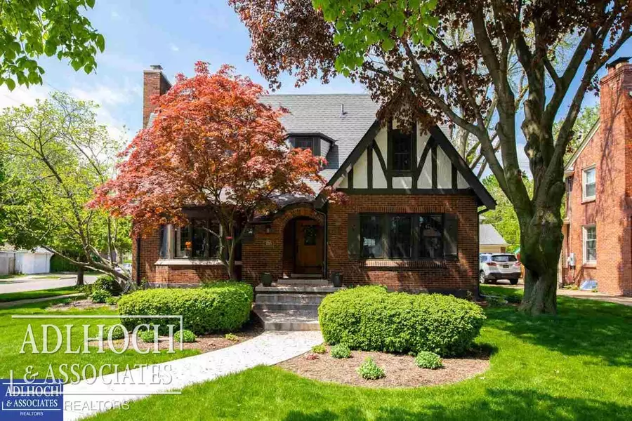 705 Barrington, Grosse Pointe Park, MI 48230