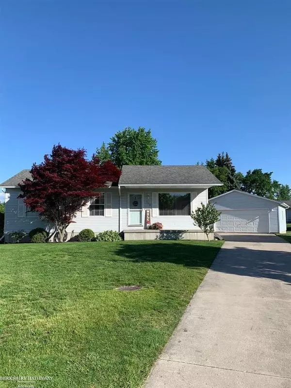 705 Applegate Dr, Marysville, MI 48040