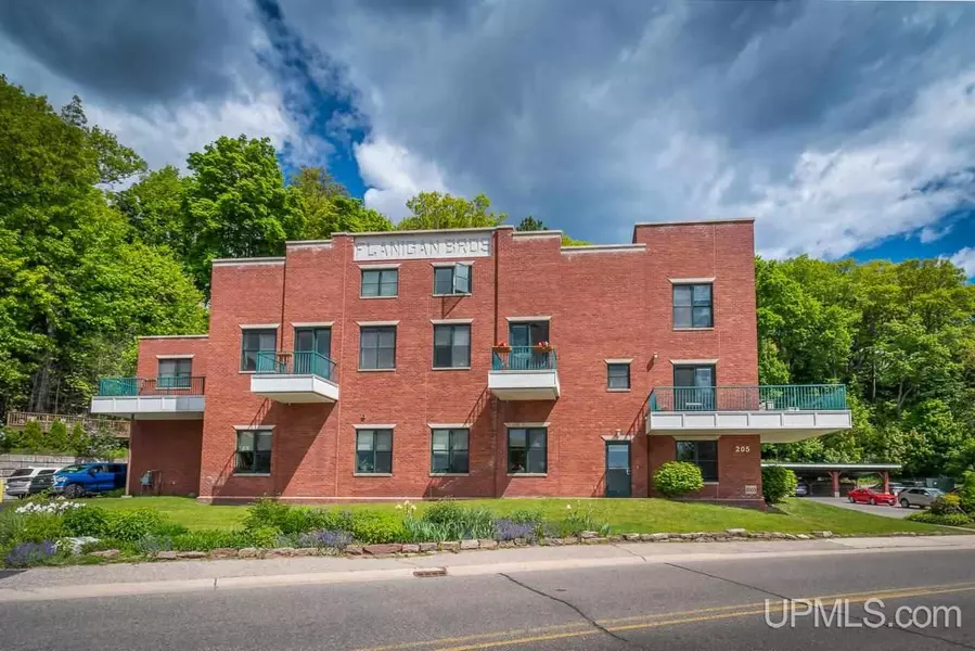 205 N Lakeshore, Marquette, MI 49855