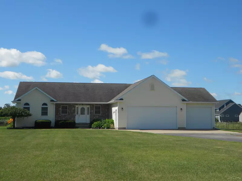 10233 Sarle Rd, Freeland, MI 48623