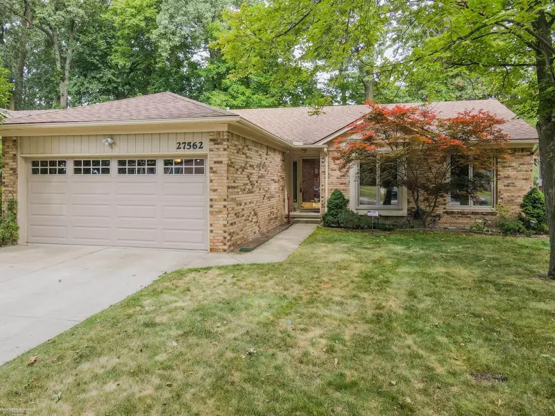 27562 David Givens, Warren, MI 48092