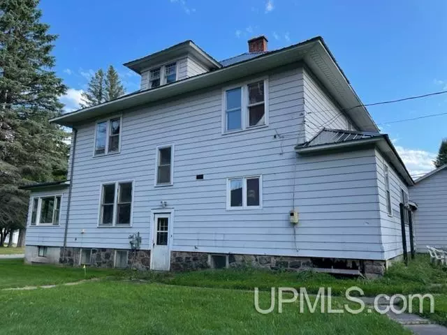 107 N Fifth Avenue, Iron River, MI 49935