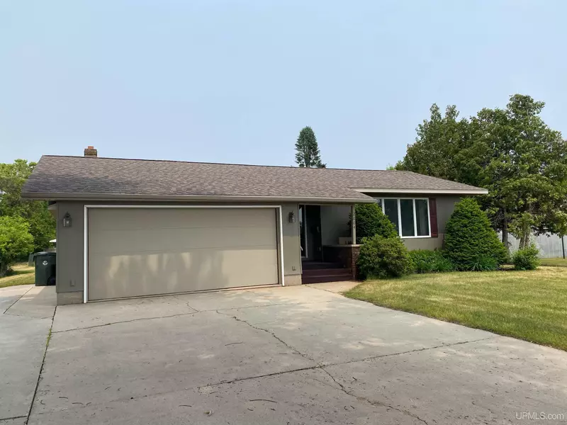 2004 S 6th Ave, Escanaba, MI 49829