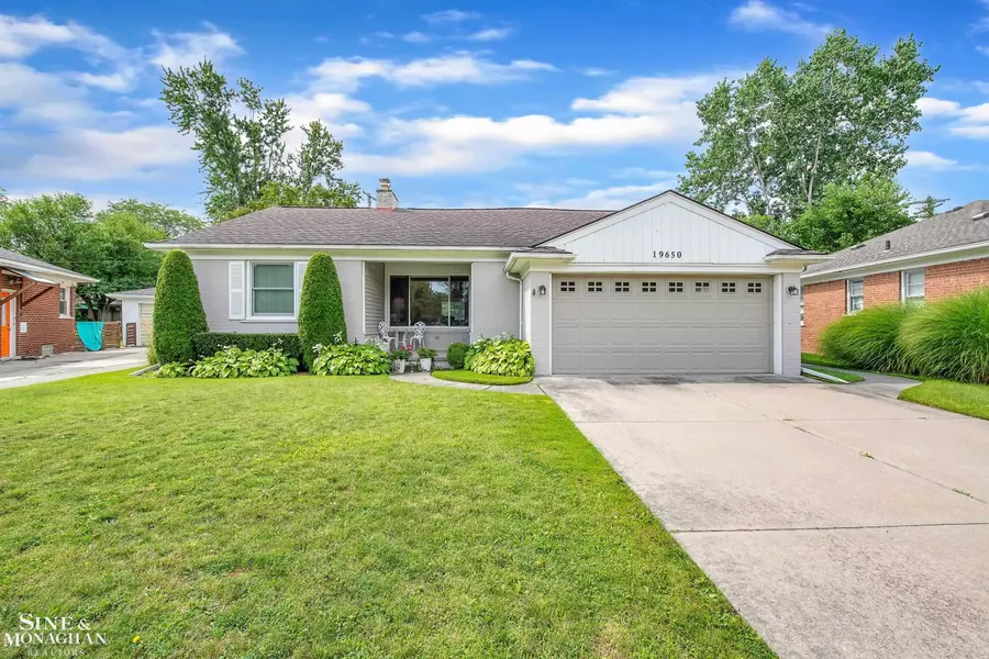 19650 E Kings Court, Grosse Pointe Woods, MI 48236