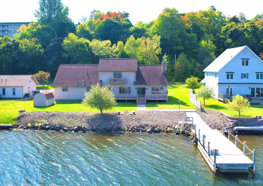 1210 E Lakeshore Drive, Houghton, MI 49931