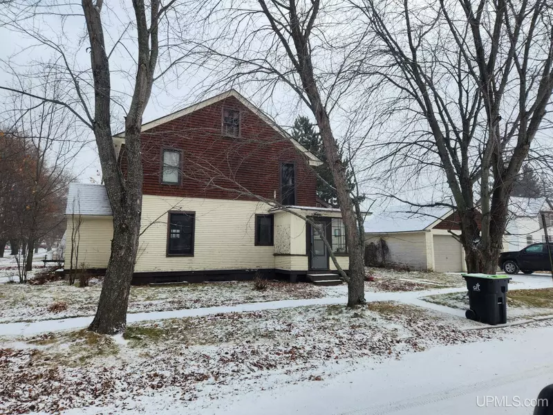 525 W Minckler Street, Iron River, MI 49935