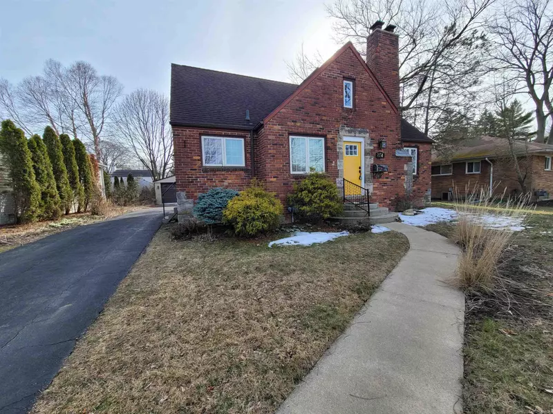 831 Roslyn Road, Grosse Pointe Woods, MI 48236