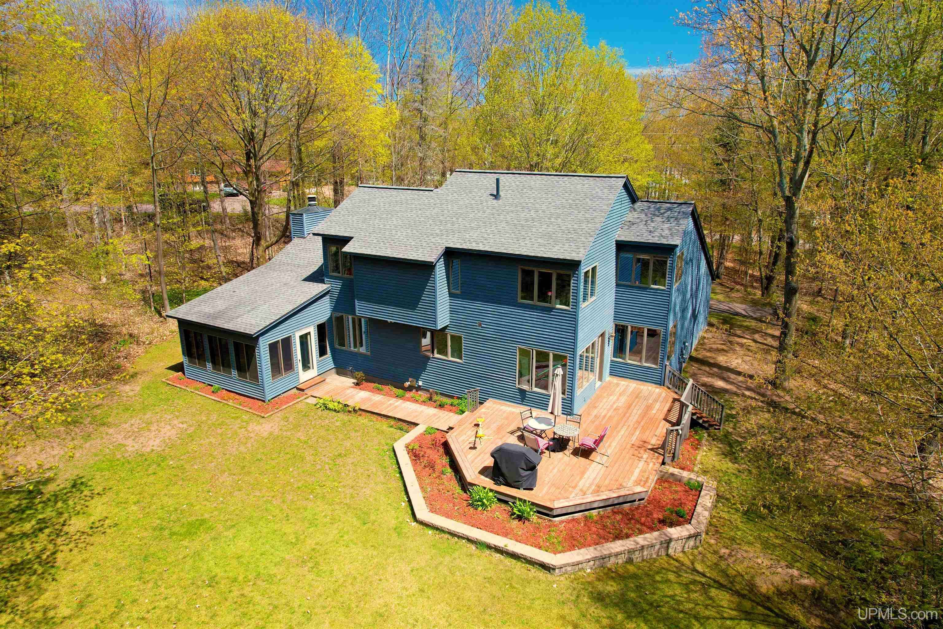 1109 11th Avenue, Houghton, MI 49931