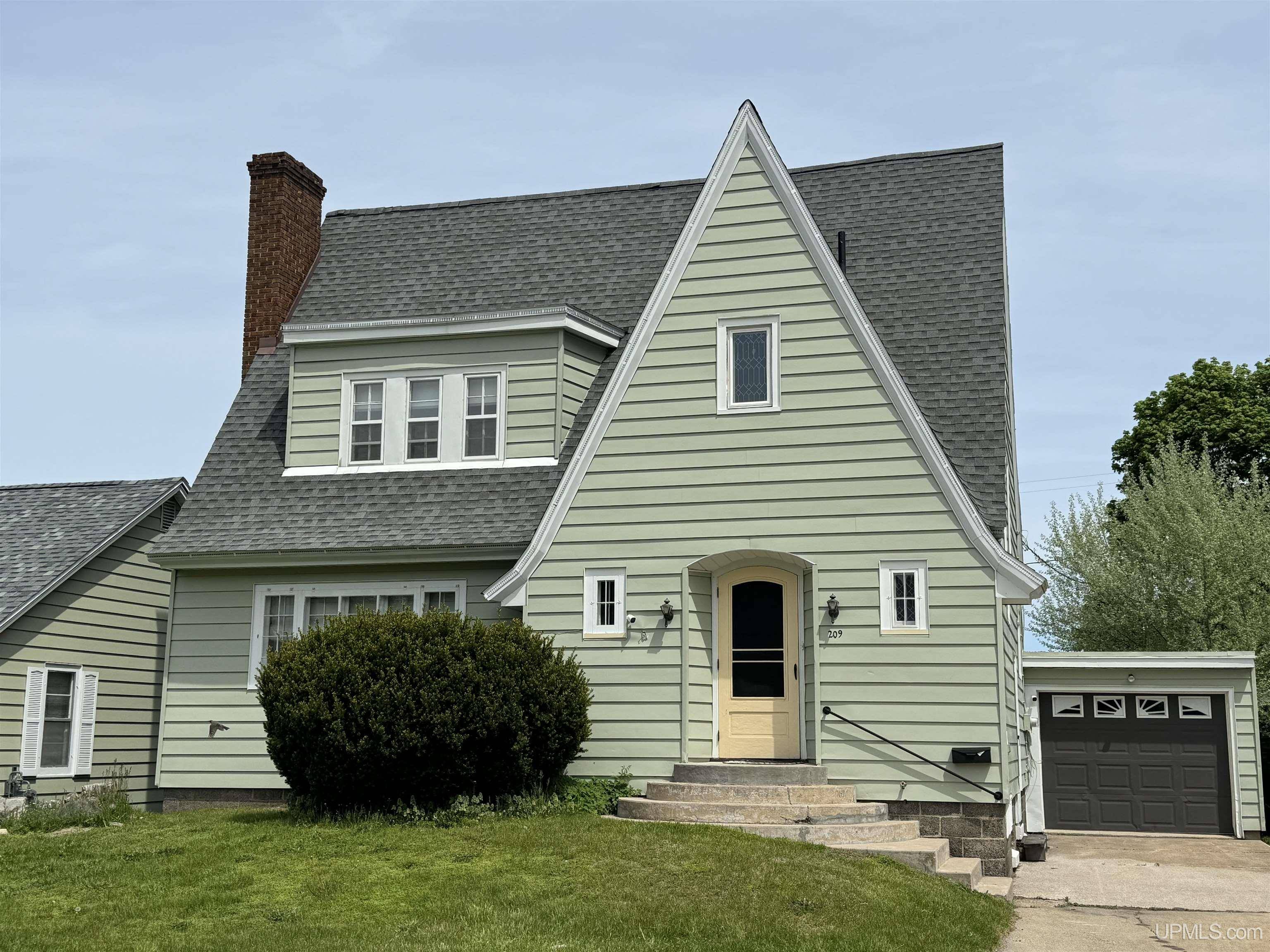 209 E Chocolay Street, Munising, MI 49862