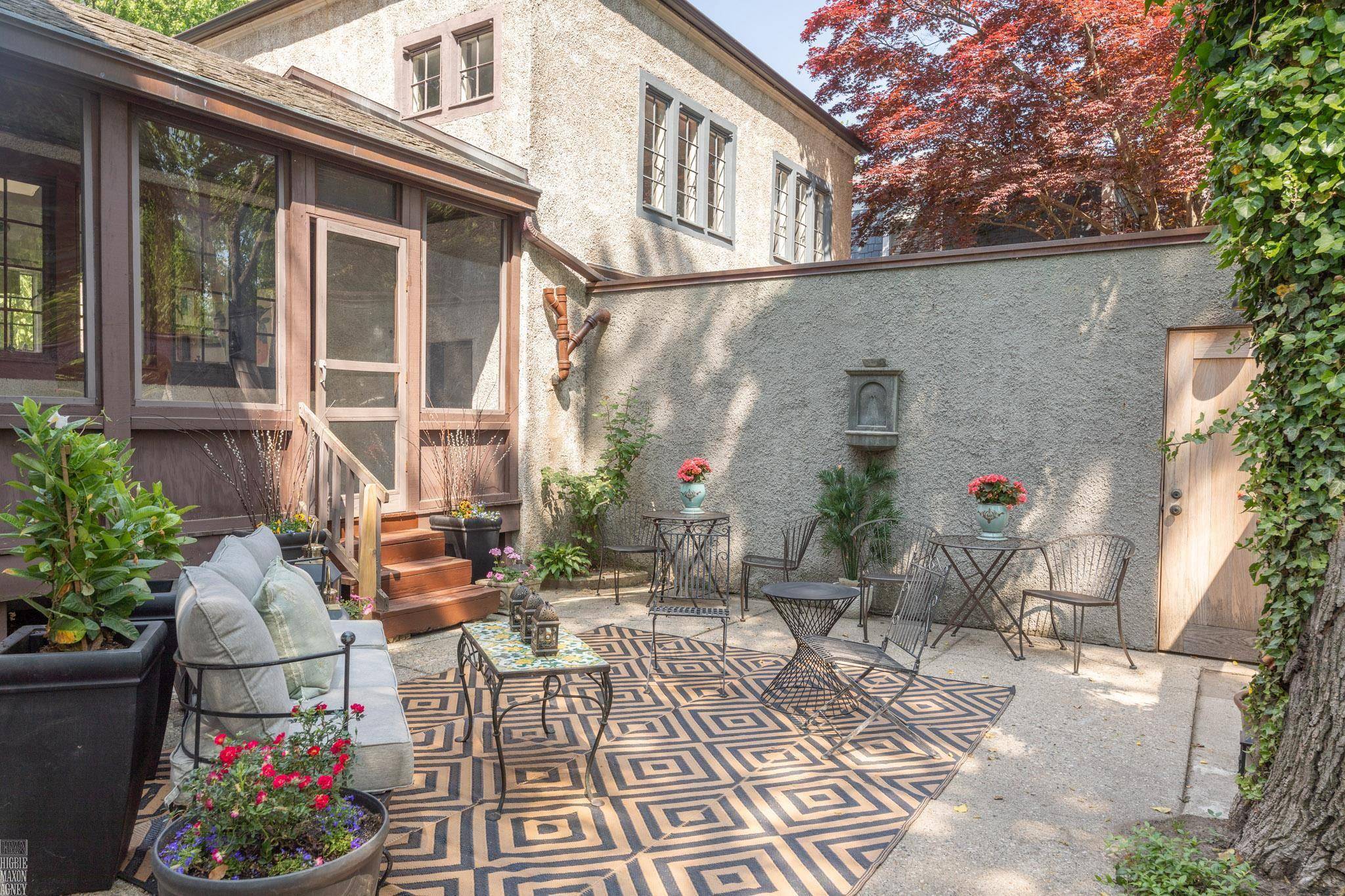 Grosse Pointe, MI 48230,355 Lincoln Road