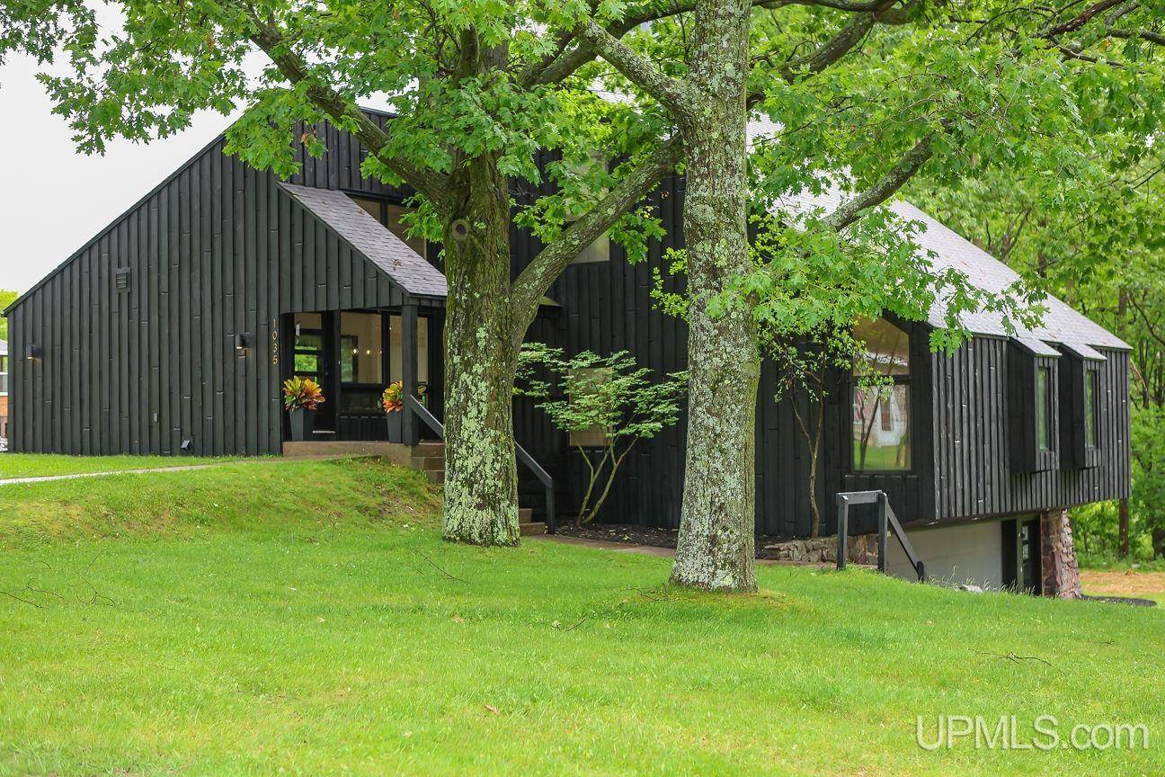 1035 E E Street, Iron Mountain, MI 49801