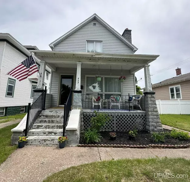 425 S 11th Street, Escanaba, MI 49829