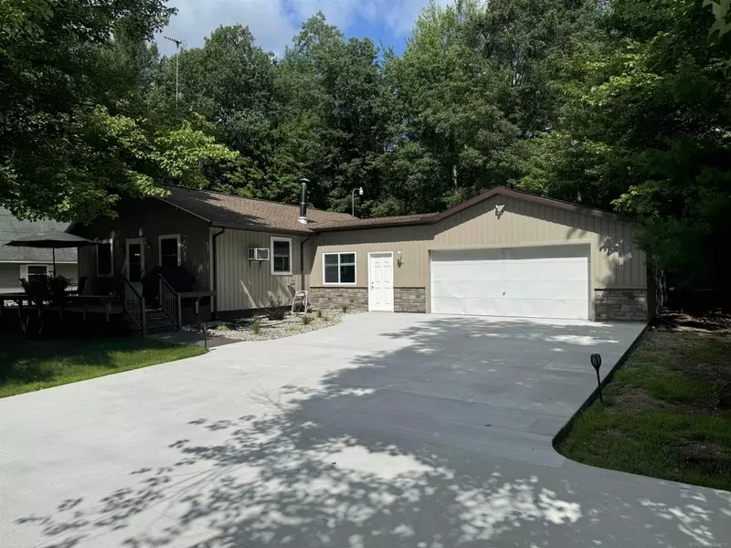 886 Springwood Drive, Houghton Lake, MI 48651