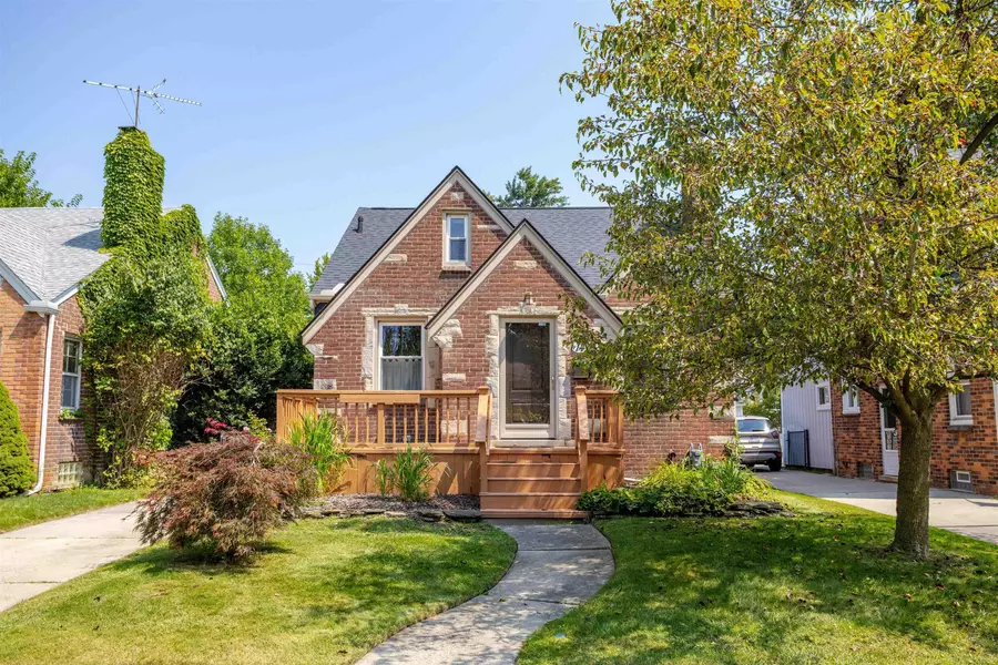 1410 Roslyn Road, Grosse Pointe Woods, MI 48236