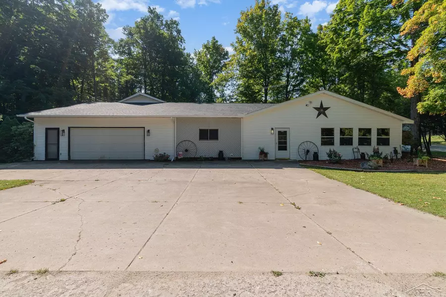 6610 E Arnold Lake Road, Harrison, MI 48625