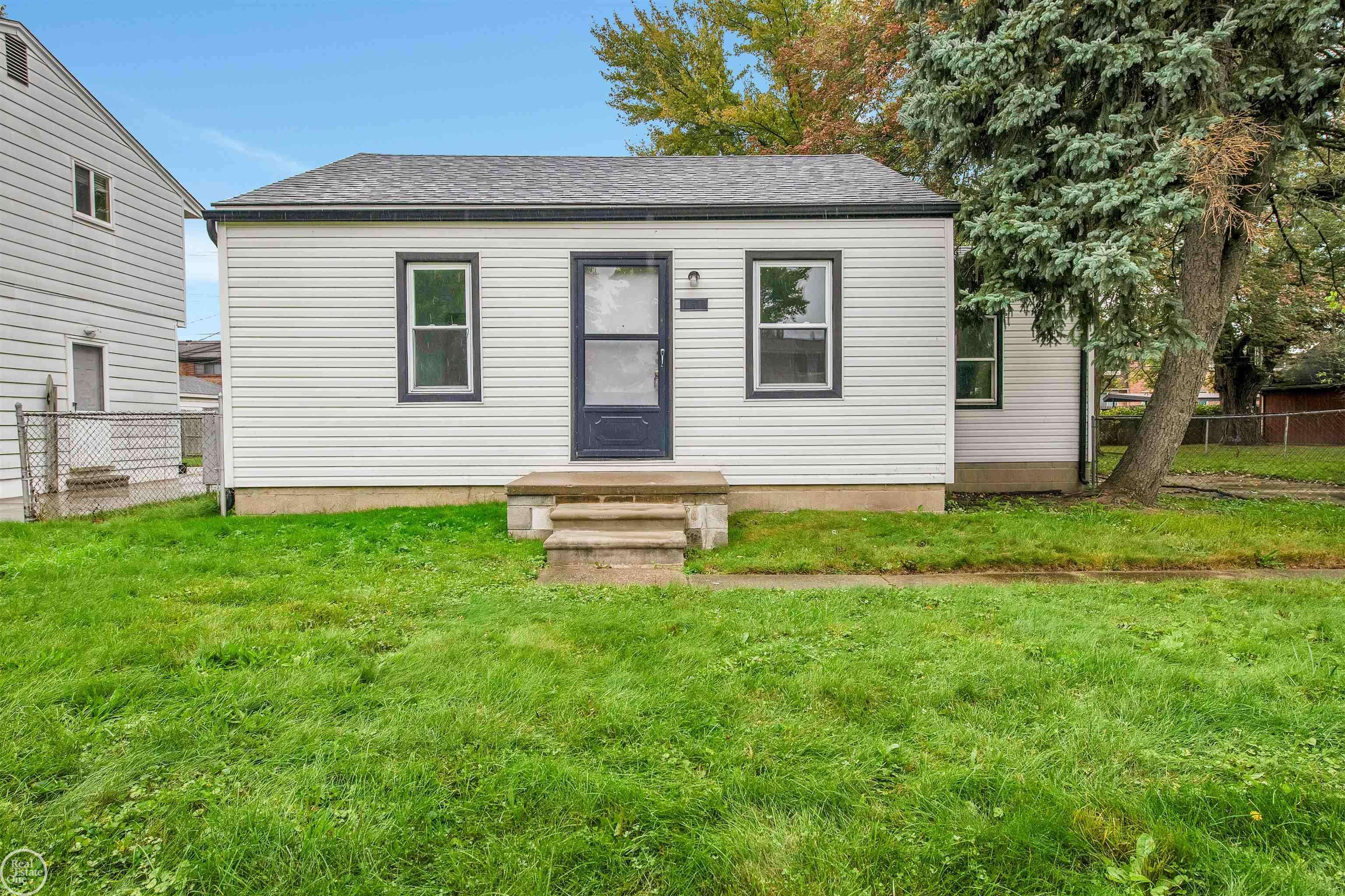 19540 Parkside Street, Saint Clair Shores, MI 48080