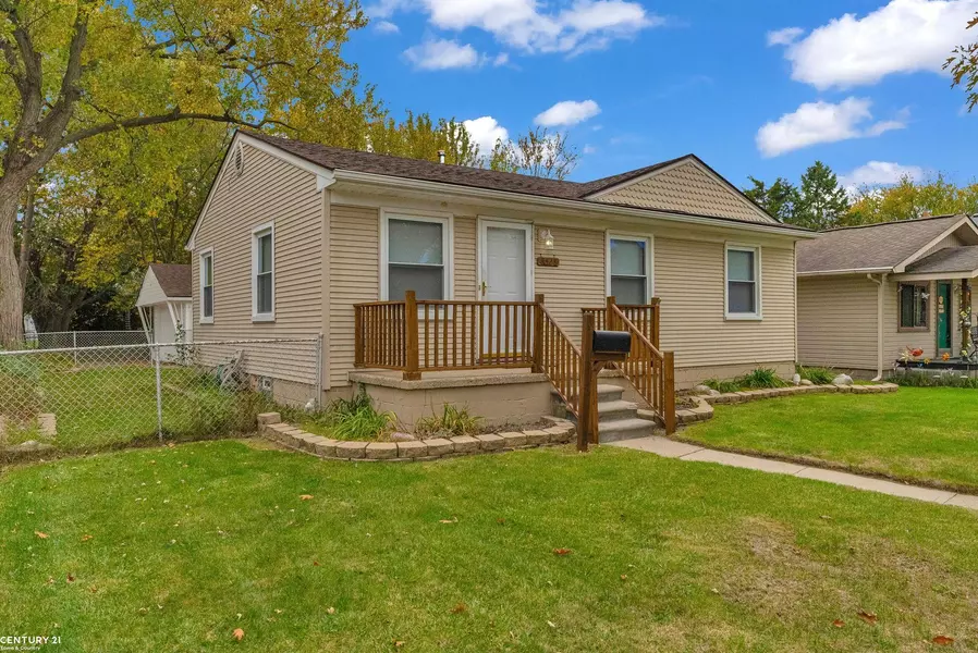 8328 Theisen Avenue, Center Line, MI 48015