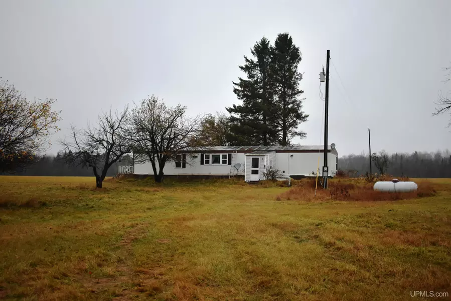 8365 OLD K-10 17TH Road, Rapid River, MI 49878