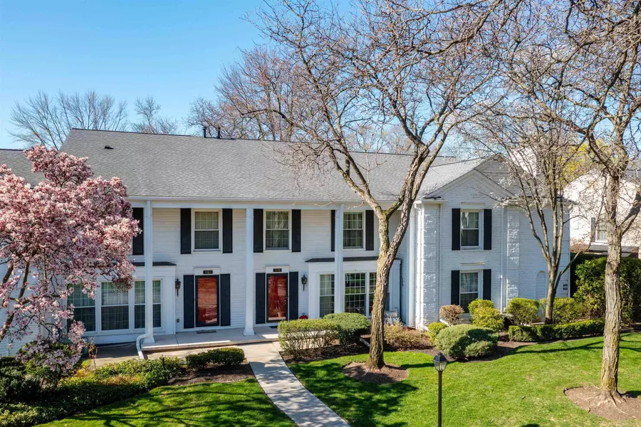 1993 Shorepointe Lane, Grosse Pointe Woods, MI 48236