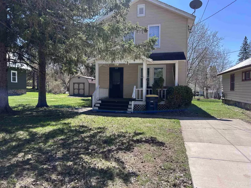 233 W Pewabic Street, Ironwood, MI 49938