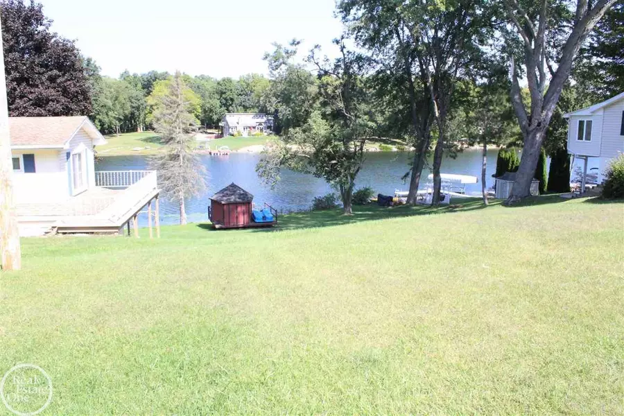 33 S Shore Shore, Addison, MI 49220