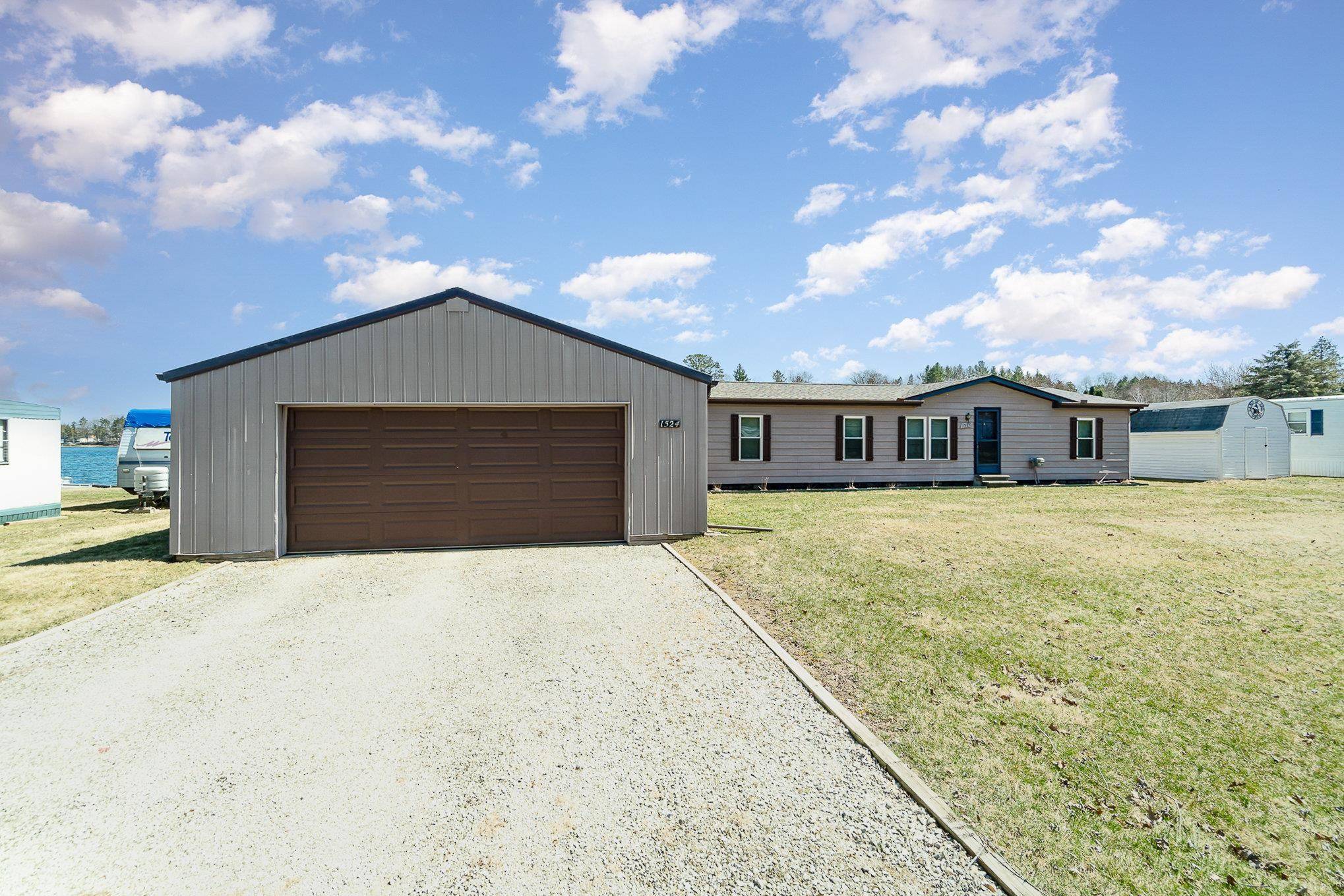 Gladwin, MI 48624,1524 E Lake Point Drive