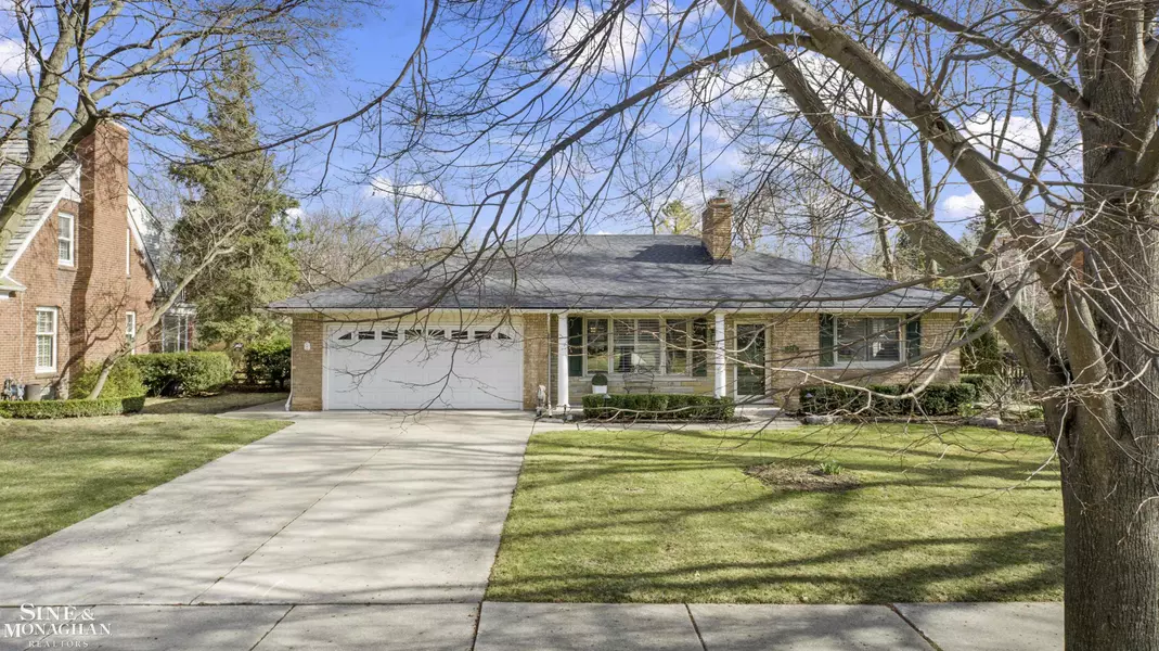 520 Roslyn Road, Grosse Pointe Woods, MI 48236