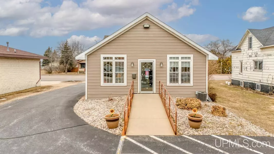 1214 N Lincoln Road, Escanaba, MI 49829