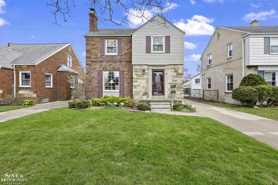 1882 Hunt Club Drive, Grosse Pointe Woods, MI 48236