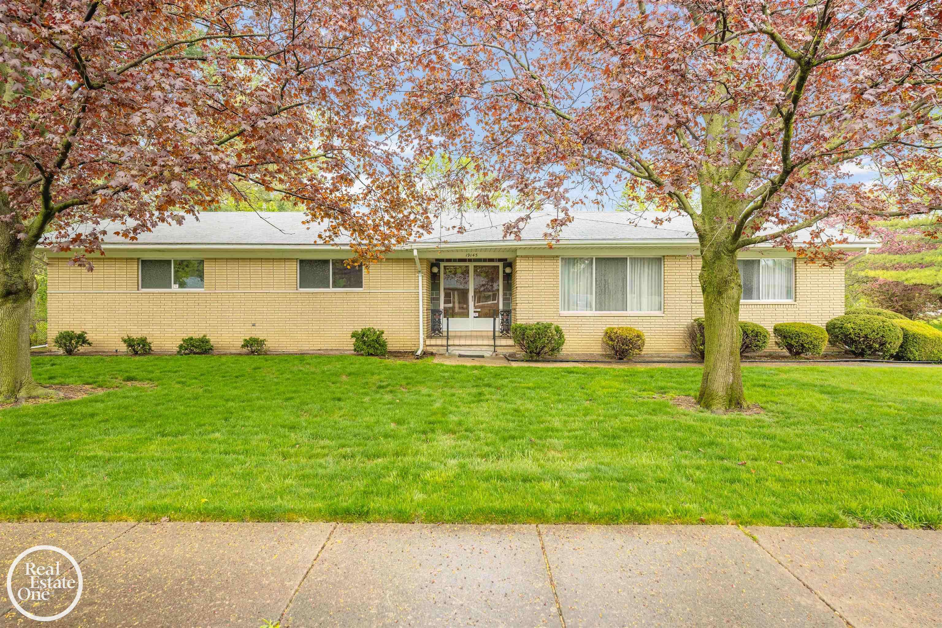 19145 Huntington Avenue,  Harper Woods,  MI 48225