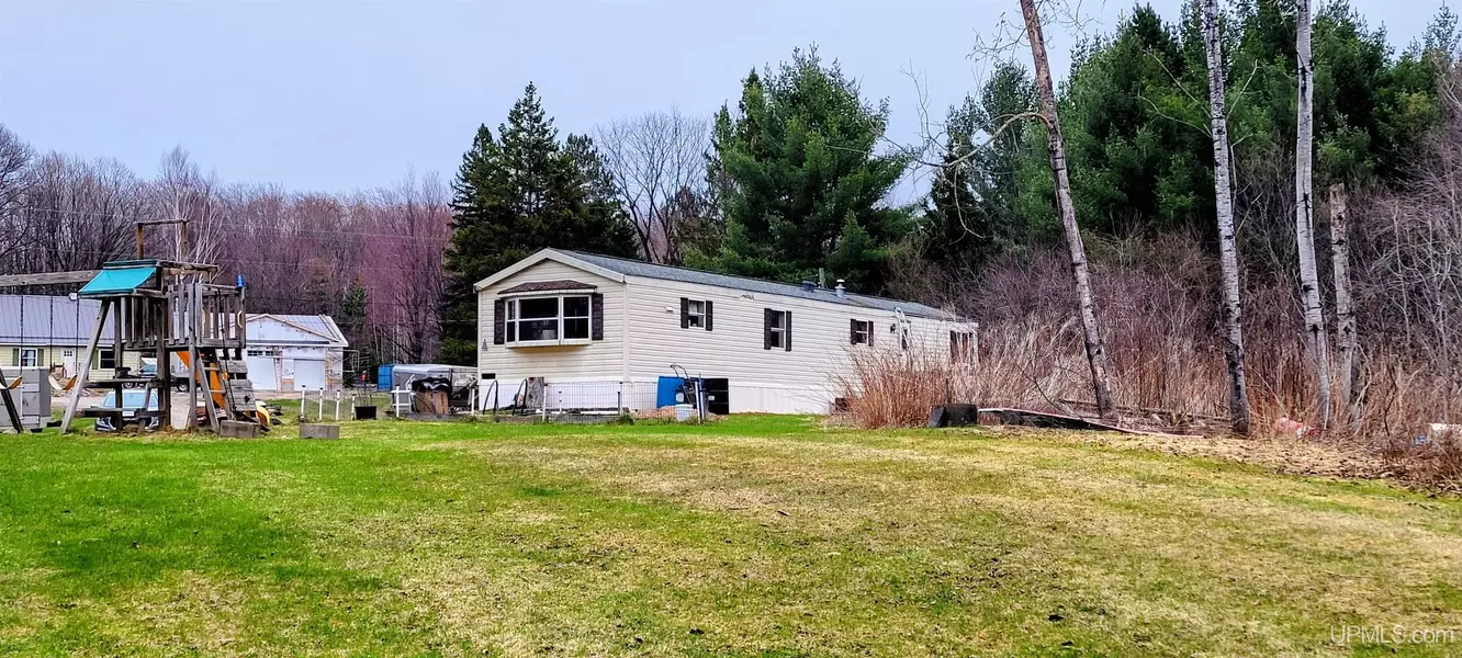 9412 US Highway 41 Highway, Skandia, MI 49885