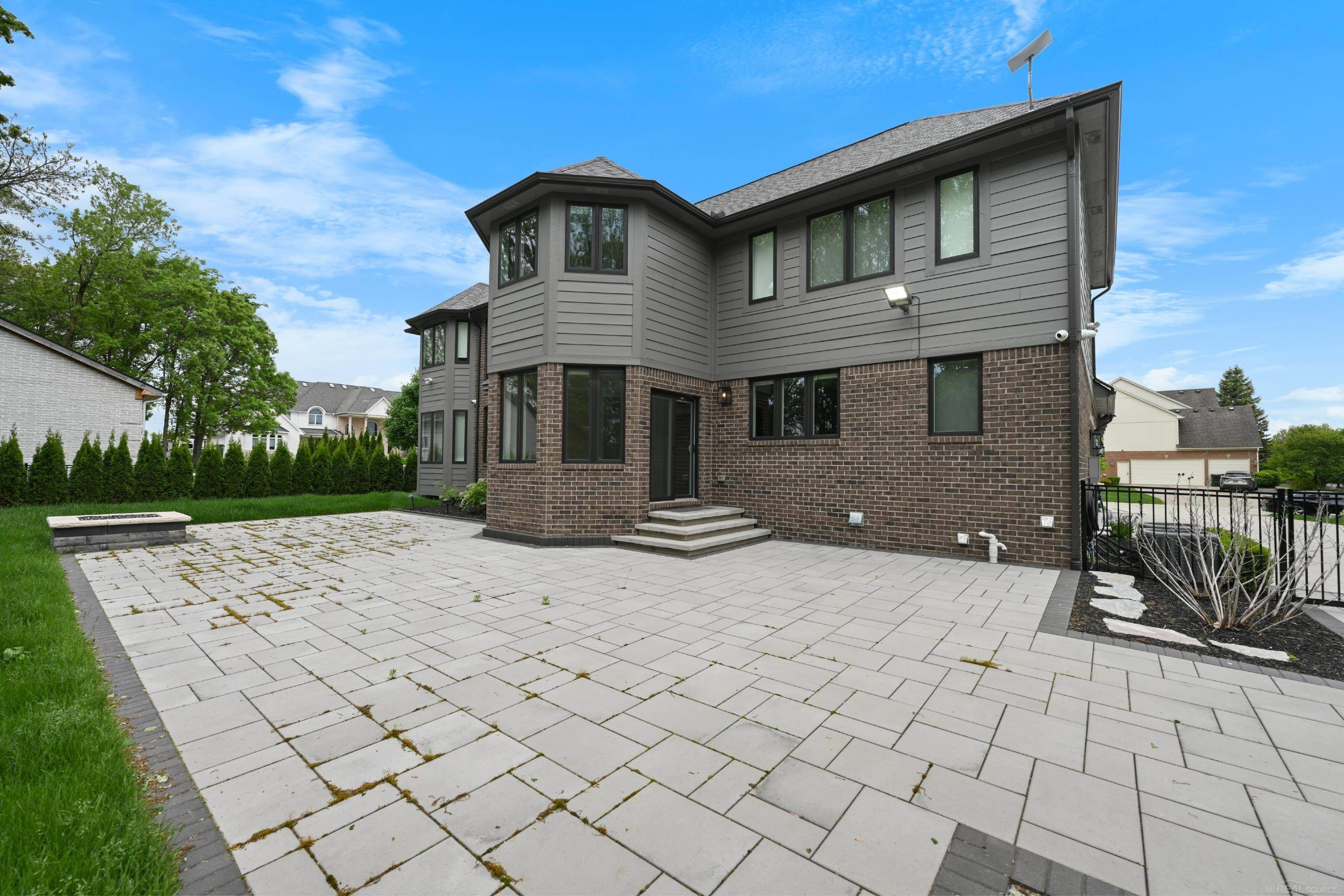 Rochester Hills, MI 48309,835 Crestwood Lane