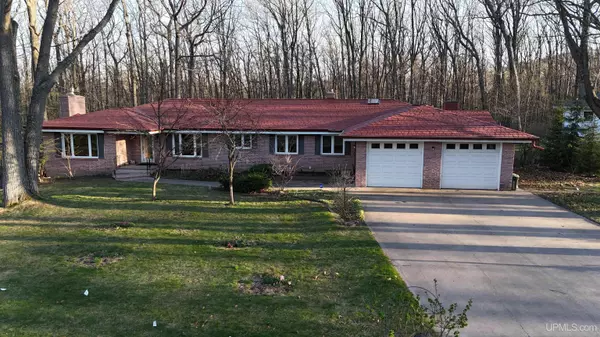 1002 Allouez Road, Marquette, MI 49855