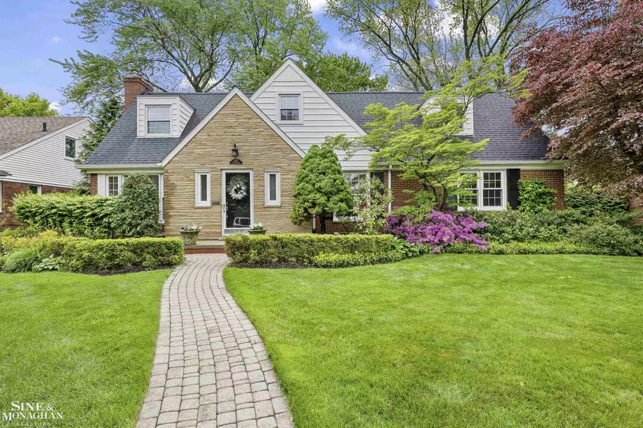 1427 N Renaud Road, Grosse Pointe Woods, MI 48236