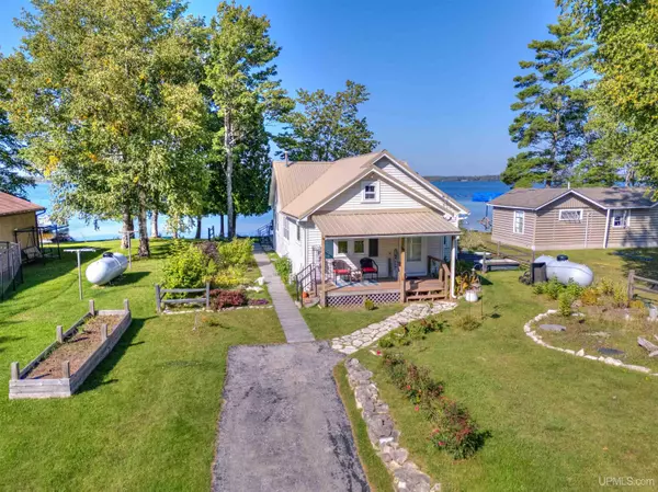 546 W Gulliver Lake Road, Gulliver, MI 49840