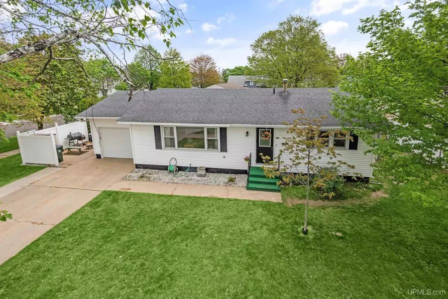 901 S 19th Street, Escanaba, MI 49829