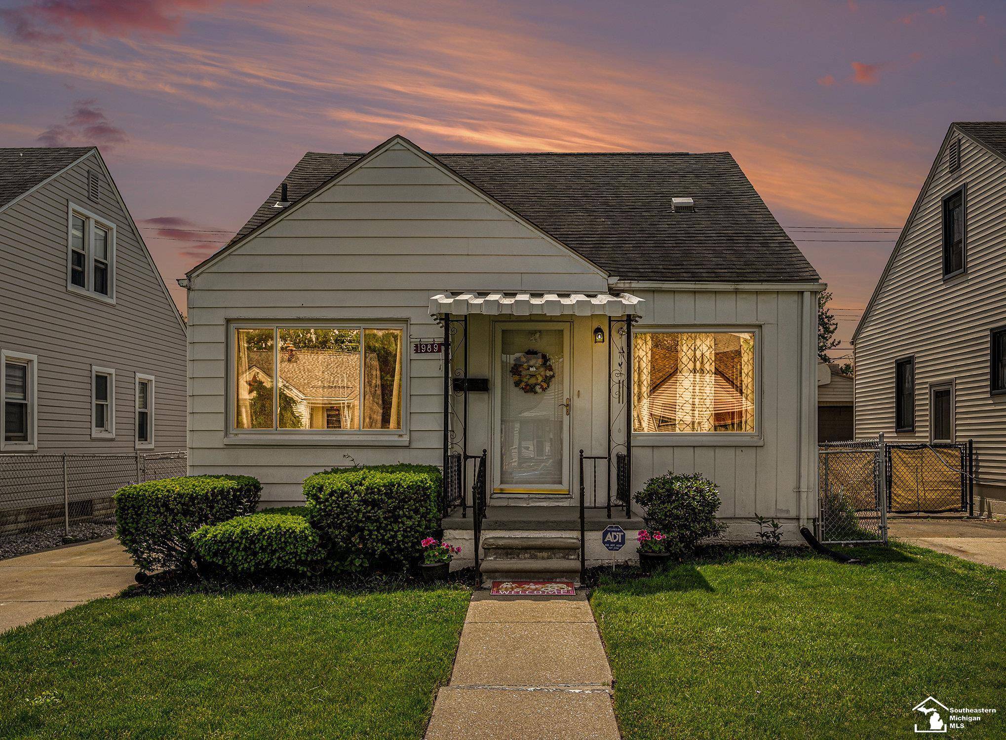 1989 Leblanc Street, Lincoln Park, MI 48146