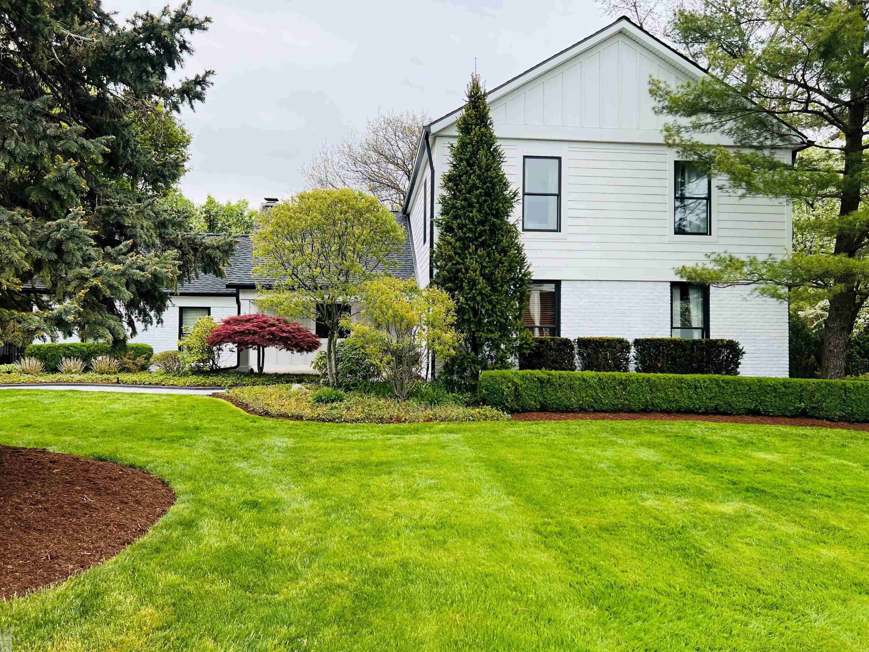 14 LAKESIDE Court, Grosse Pointe, MI 48230