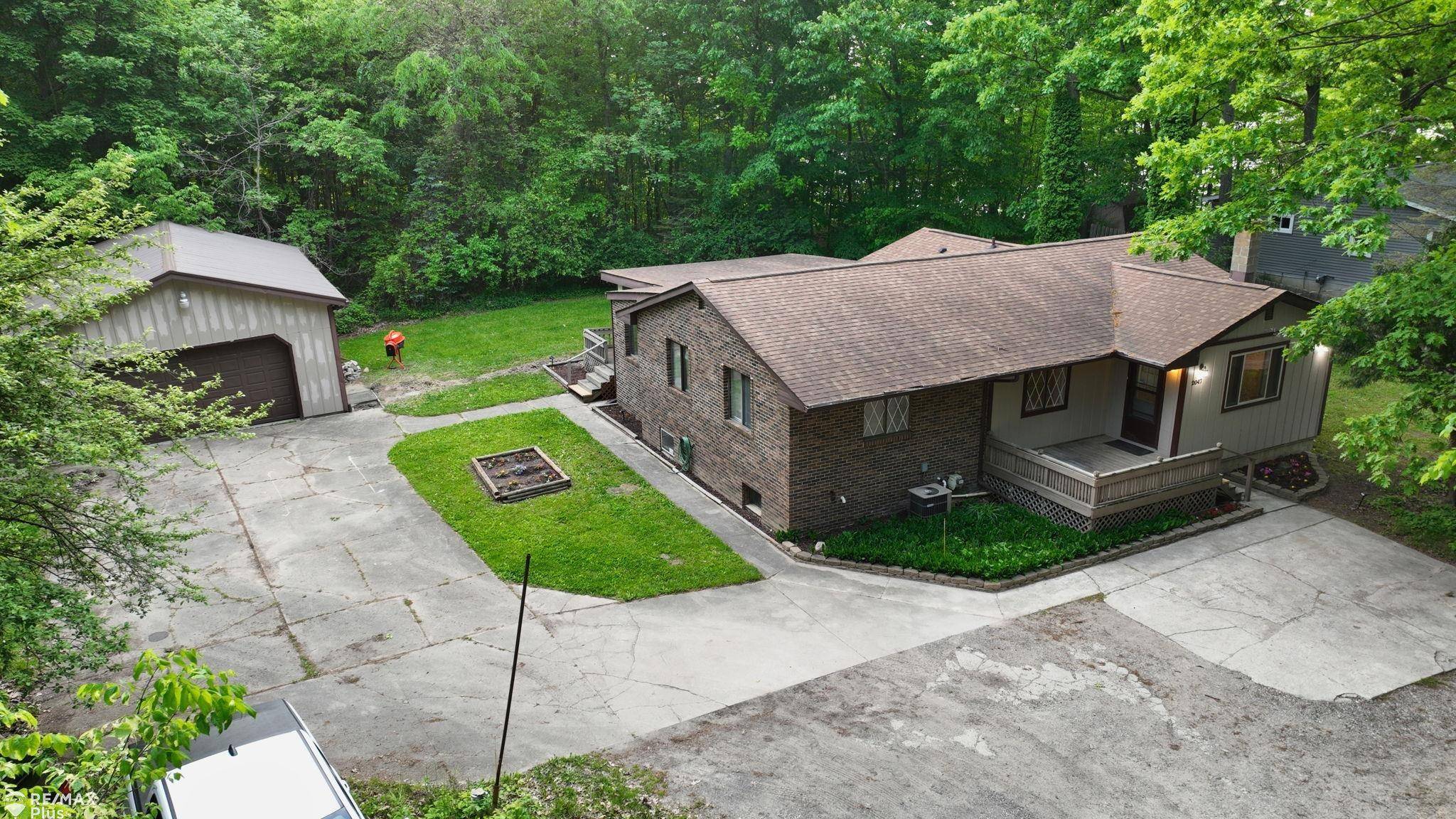2047 Hickory Drive, Lapeer, MI 48446