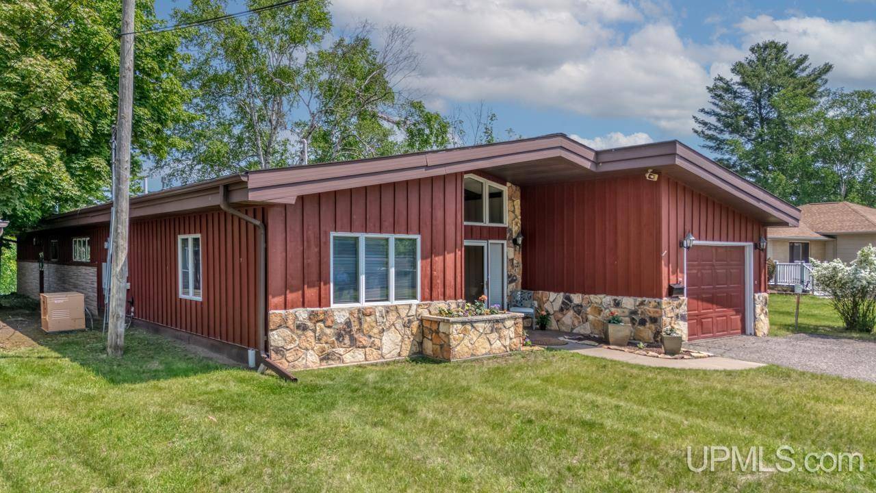 1002 E Grant Street, Iron Mountain, MI 49801