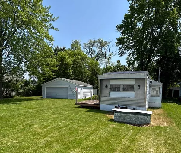116 Woodlawn Avenue, Houghton Lake Heights, MI 48630-5102